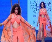 Lakme Fashion Week 2023:Sanya Malhotra Designer Aakriti Orange Dress Ramp Walk Dance Video Viral,लैक्मे फैशिओं वीक शुरू हो चूका है,हाल हे में एक्ट्रेस सान्या मल्होत्रा का रैंप वाक वीडियो वायरल हो रहा है,एक्ट्रेस ने रैंप पर डांस करते हुए एंट्री ली,देखे वीडियो &#60;br/&#62; &#60;br/&#62;Lakme Fashion Week has started, recently ramp walk video of actress Sanya Malhotra is going viral, actress took entry while dancing on ramp, watch video &#60;br/&#62; &#60;br/&#62;#lakmefashionweek2023 #LFW2023 #sanyamalhotra